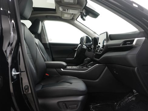 Used 2025 Toyota Highlander XLE image 11