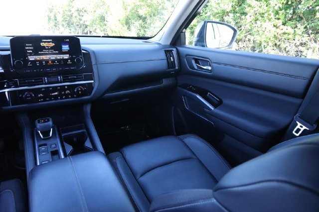 Certified 2025 Nissan Pathfinder SL w/ SL Premium Package FWD image 29