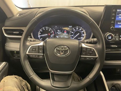 Used 2022 Toyota Highlander XLE AWD/4WD image 4