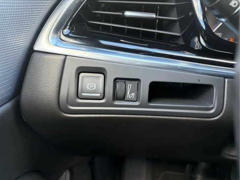 Used 2025 Cadillac XT6 Premium Luxury FWD image 13