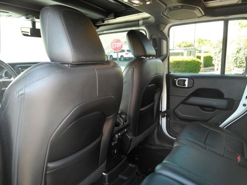 Used 2019 Jeep Wrangler Unlimited Sahara AWD/4WD image 15
