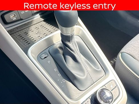 Used 2023 Hyundai Venue Limited FWD image 17