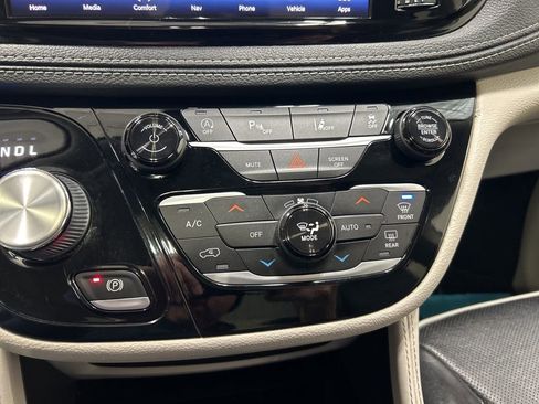 Used 2021 Chrysler Pacifica Limited image 21