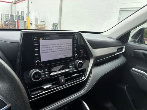 Used 2021 Toyota Highlander L FWD image 22