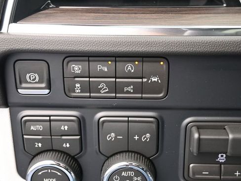 New 2026 Chevrolet Suburban High Country image 40