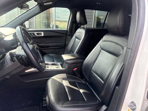 Used 2020 Ford Explorer XLT w/ Equipment Group 202A AWD/4WD image 12