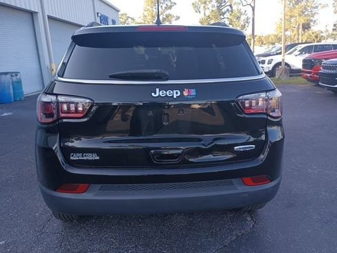 Used 2022 Jeep Compass Latitude FWD image 4