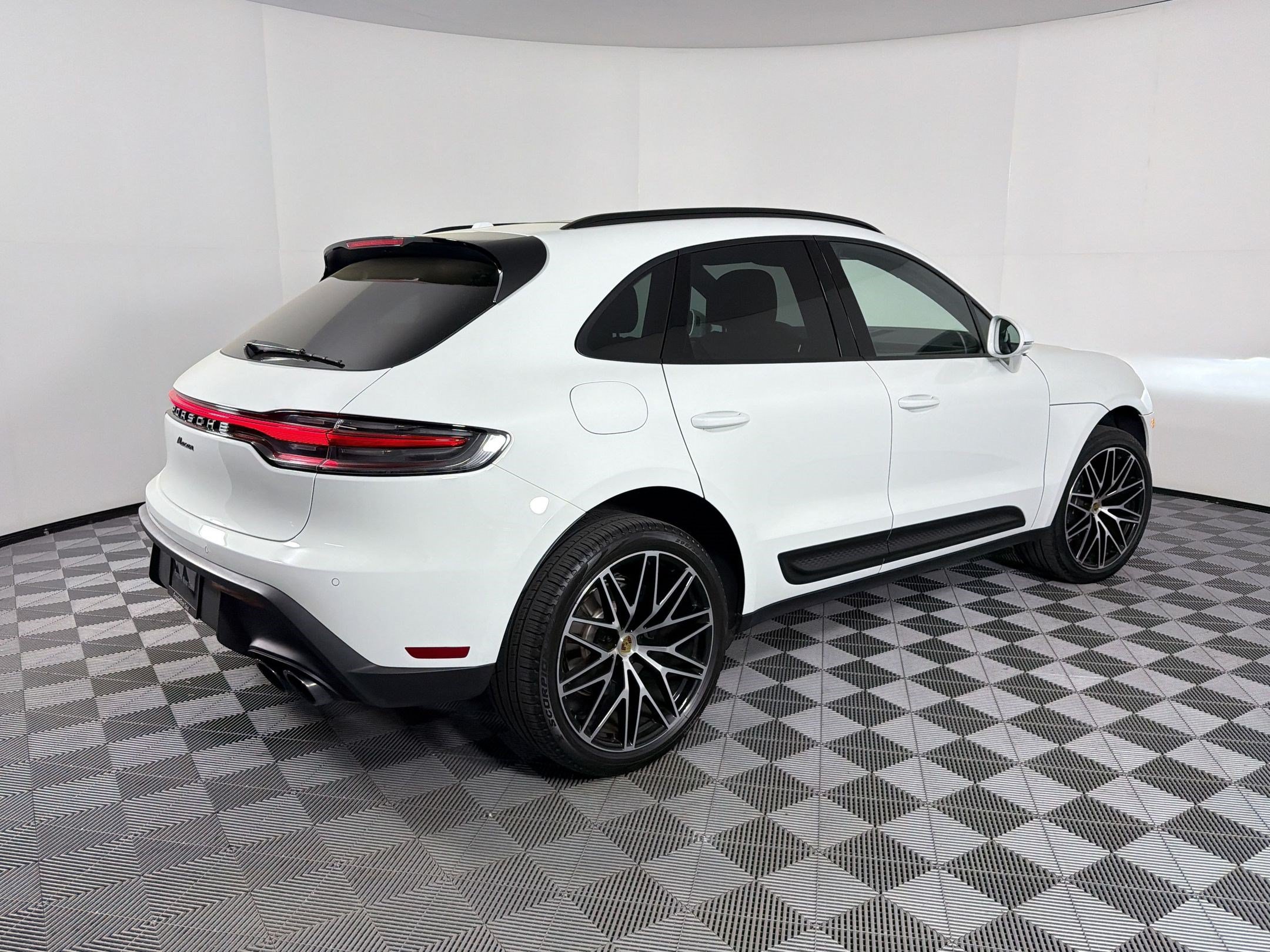 Certified 2026 Porsche Macan AWD/4WD image 9