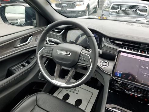 Used 2025 Jeep Grand Cherokee Limited w/ Luxury Tech Group II AWD/4WD image 18