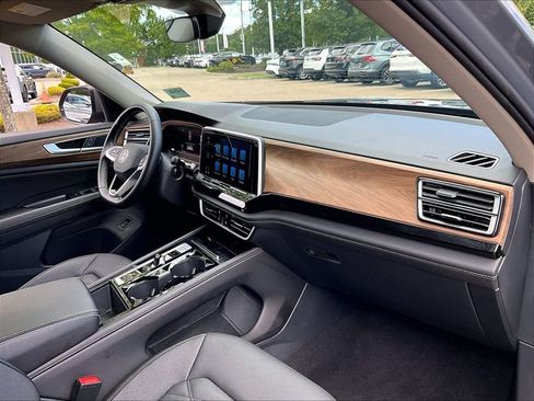Used 2025 Volkswagen Atlas SE AWD/4WD image 14
