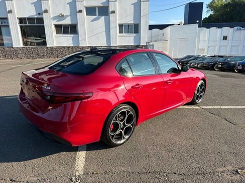 Used 2022 Alfa Romeo Giulia Veloce AWD/4WD image 4