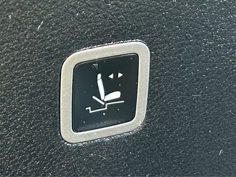 Used 2023 Chrysler Pacifica Touring-L FWD image 17