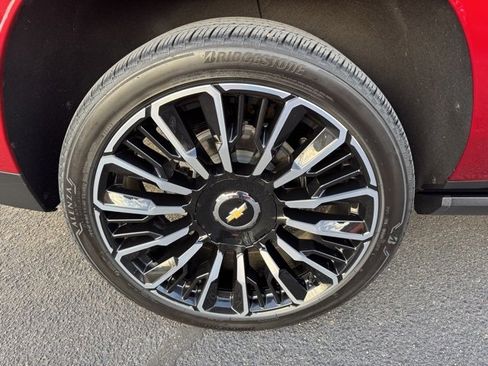 Used 2025 Chevrolet Suburban High Country image 10