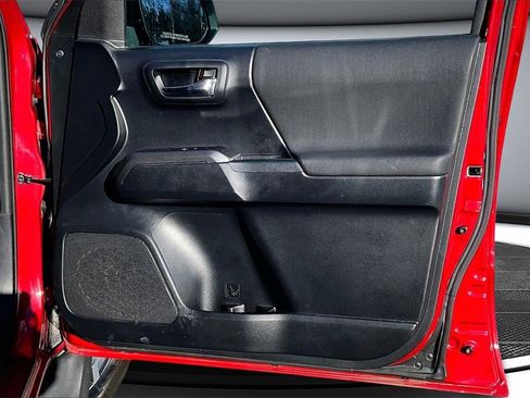 Used 2018 Toyota Tacoma TRD Off-Road image 26