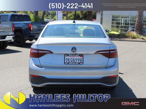 Used 2023 Volkswagen Jetta SE FWD image 8