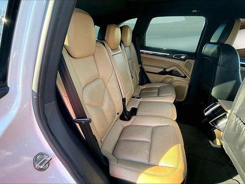 Used 2018 Porsche Cayenne Platinum Edition w/ Premium Package image 26