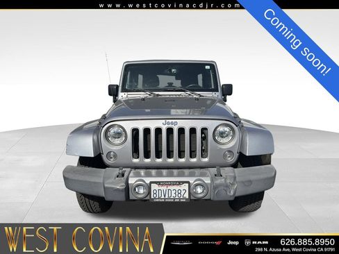 Used 2018 Jeep Wrangler Unlimited Sahara w/ Connectivity Group AWD/4WD image 3