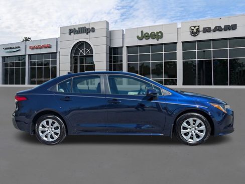 Used 2025 Toyota Corolla LE image 2