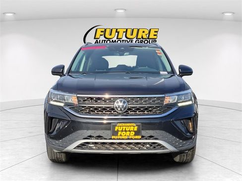 Used 2024 Volkswagen Taos SE image 2