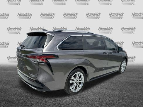 Certified 2023 Toyota Sienna Platinum FWD image 10