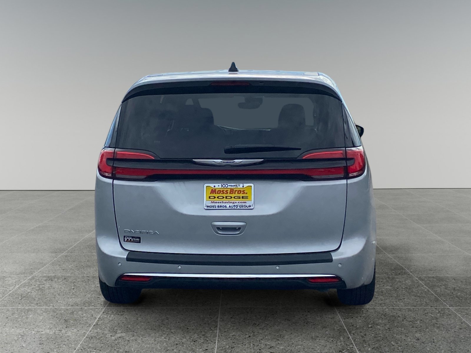 Used 2024 Chrysler Pacifica Touring FWD image 4
