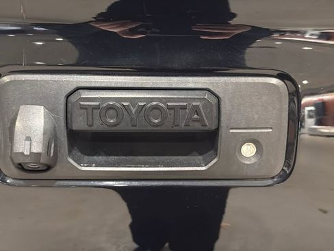 Used 2018 Toyota Tacoma TRD Sport AWD/4WD image 9