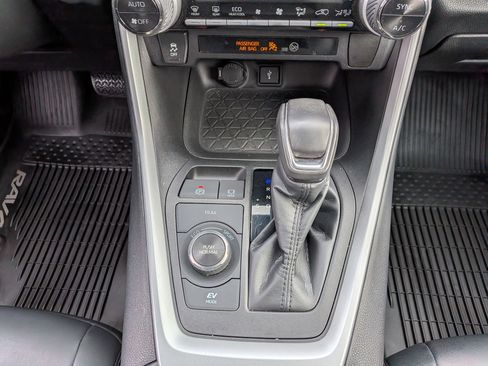 Certified 2021 Toyota RAV4 XLE Premium image 33