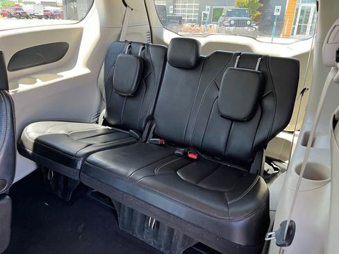 Used 2023 Chrysler Pacifica Touring-L FWD image 9