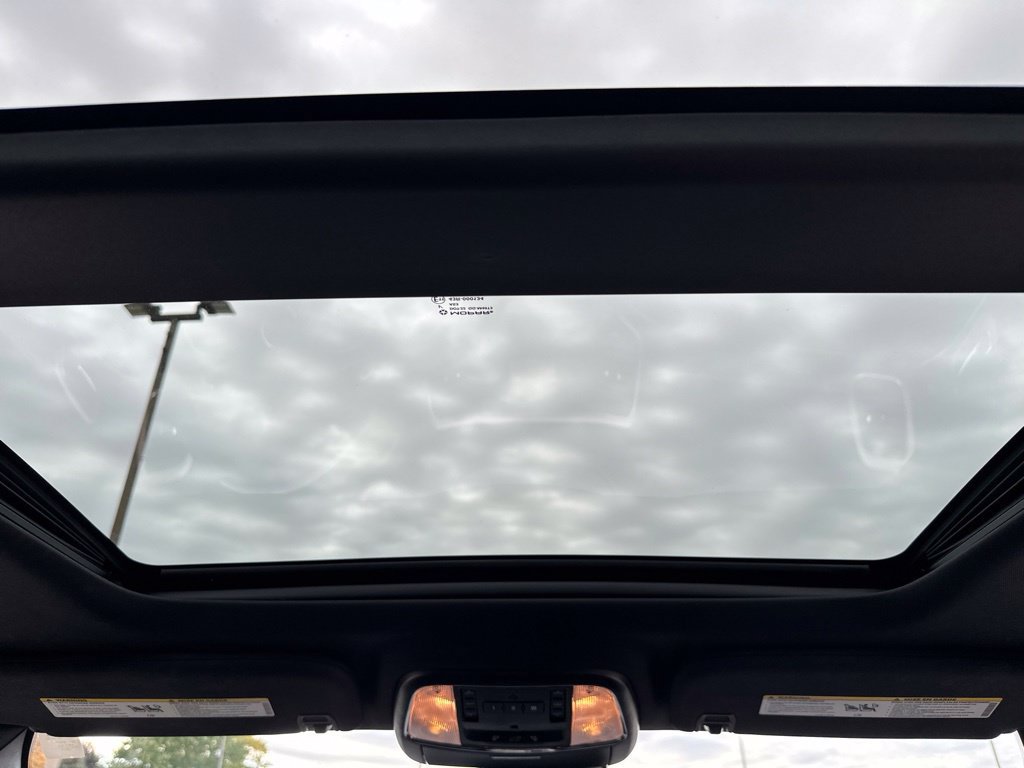 Used 2015 Jeep Grand Cherokee Overland w/ Advanced Technology Group AWD/4WD image 19