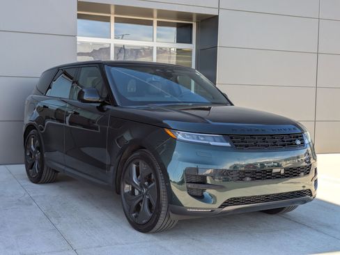 Used 2025 Land Rover Range Rover Sport SE image 3