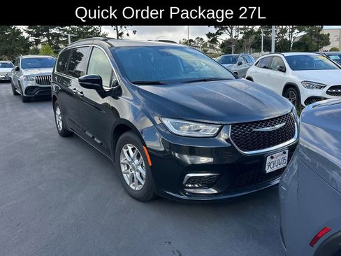 Used 2022 Chrysler Pacifica Touring-L FWD image 2