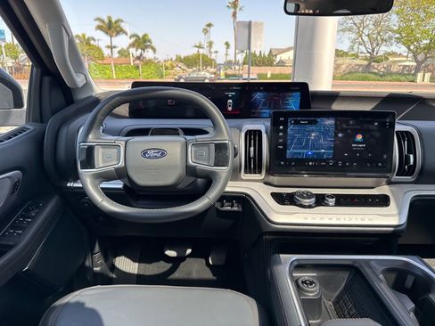Used 2025 Ford Expedition Active AWD/4WD image 16