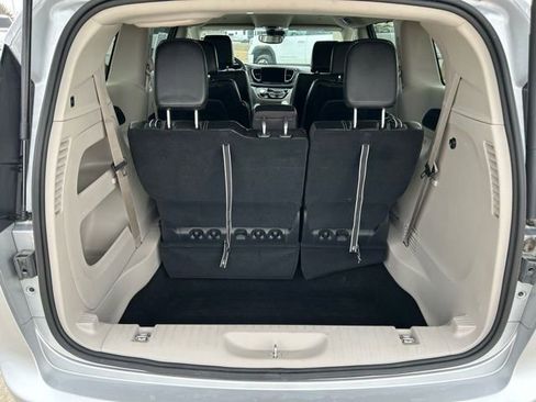 Used 2024 Chrysler Pacifica Touring-L image 7