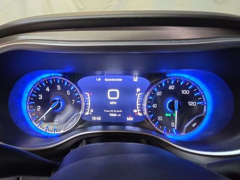 Used 2024 Chrysler Pacifica Touring-L FWD image 10