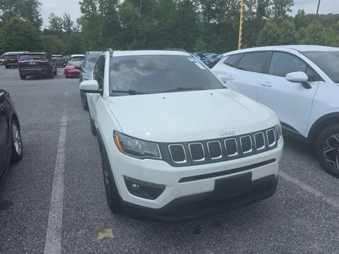 Used 2019 Jeep Compass Latitude FWD image 3