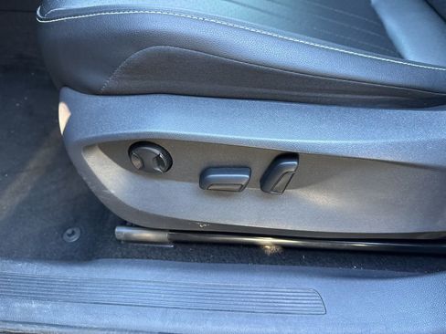 Used 2023 Volkswagen Tiguan SE w/ Panoramic Sunroof Package image 9