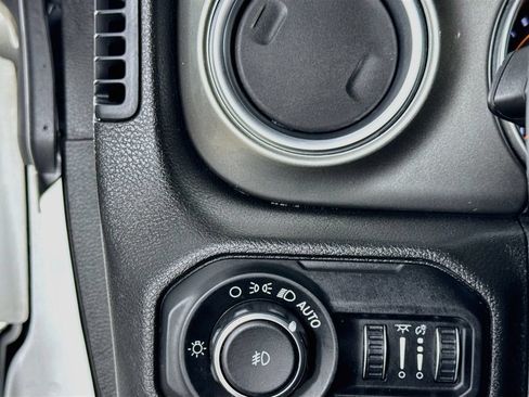 Used 2019 Jeep Wrangler Unlimited Sahara AWD/4WD image 12