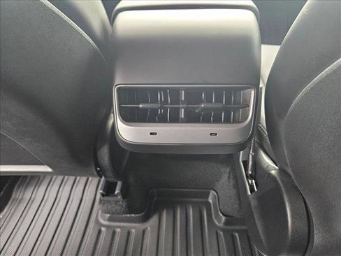 Used 2023 Tesla Model Y Performance image 19