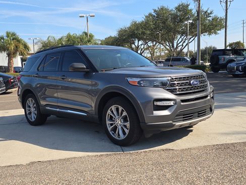 Used 2022 Ford Explorer XLT w/ Equipment Group 202A image 2