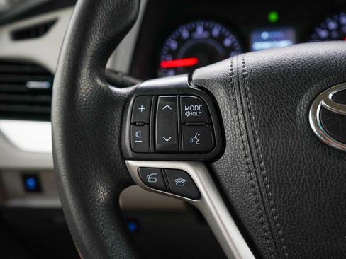 Used 2017 Toyota Sienna LE FWD image 25