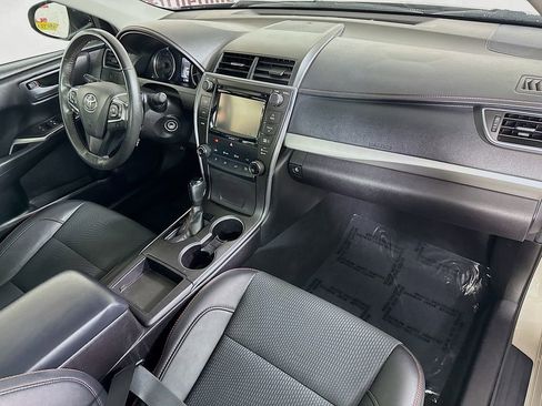 Used 2017 Toyota Camry SE w/ Moonroof Package FWD image 29