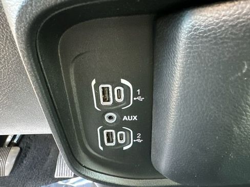 Used 2025 RAM 1500 Laramie AWD/4WD image 33