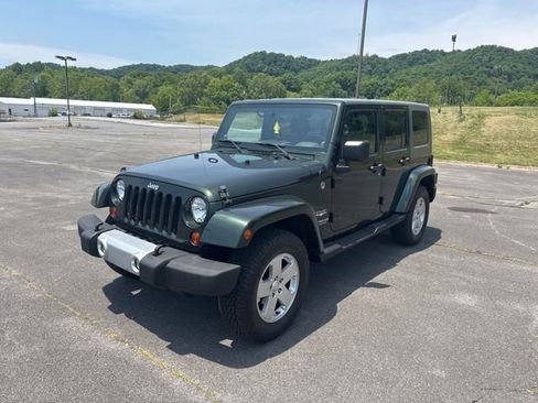 Used 2010 Jeep Wrangler Unlimited Sahara w/ Dual Top Group AWD/4WD image 4