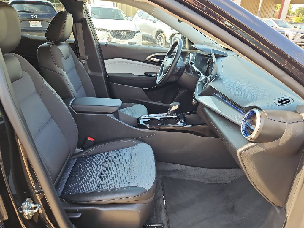 Used 2025 Chevrolet Trax LT w/ LT Convenience Package FWD image 31