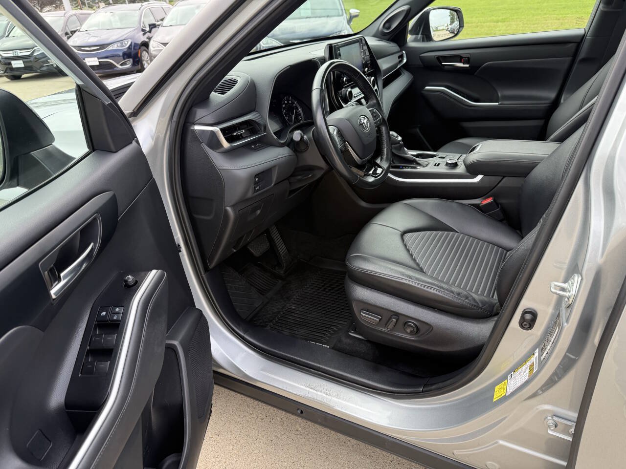 Used 2021 Toyota Highlander XSE AWD/4WD image 5
