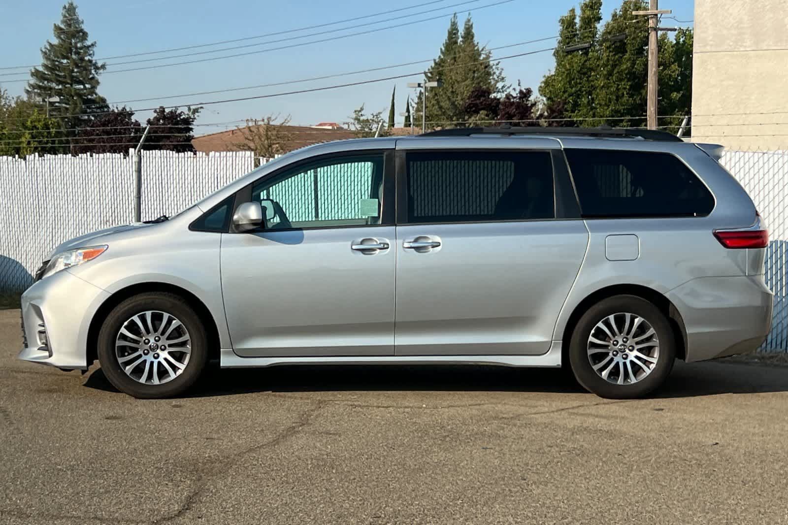Used 2019 Toyota Sienna XLE w/ XLE Navigation Package FWD image 2