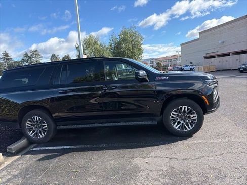Used 2025 Chevrolet Suburban Z71 image 6