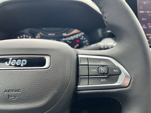 Used 2025 Jeep Compass Latitude image 23