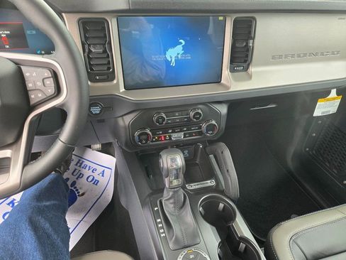 New 2025 Ford Bronco Outer Banks w/ Sasquatch Package AWD/4WD image 9