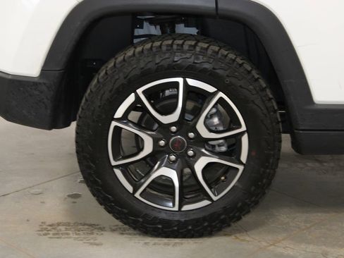 Used 2025 Jeep Compass Trailhawk AWD/4WD image 13